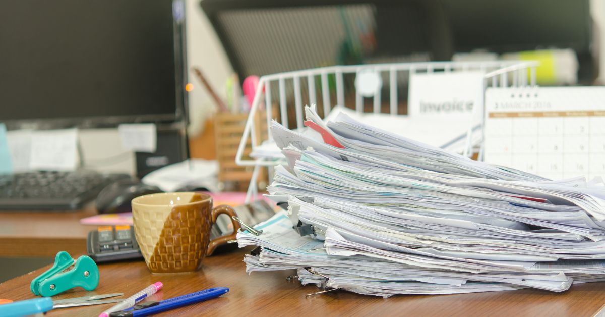 Time de atendimento frustrado devido a erros de produtividade, com gráficos de solução ao fundo.