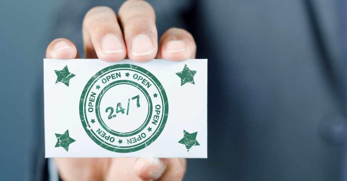 Relógio digital marcando 24 horas com ícones de atendimento, simbolizando automação contínua no Japão.